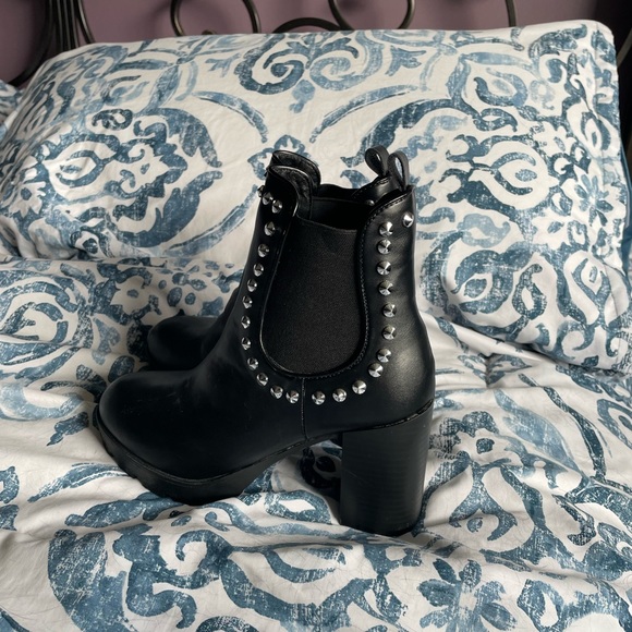 Size 9 stud boots - Picture 3 of 5